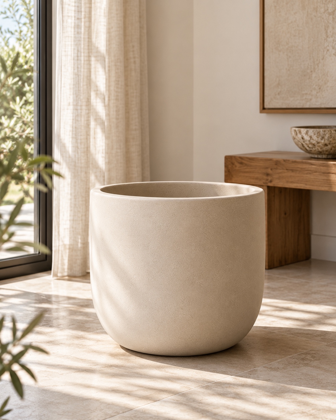 Cache-pot LISATI dans un intérieur lumineux avec olivier